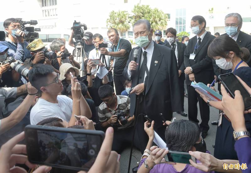 前日本首相森喜朗19日參加完前總統李登輝告別禮拜後，在離台前於松山機場發表談話。（記者張嘉明攝）