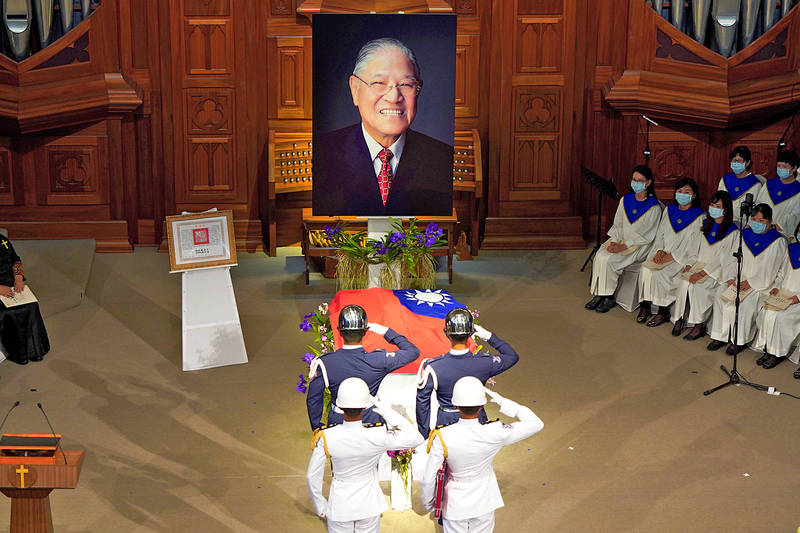 Members of the Republic of China Tri-service Honor Guard yesterday salute an image of former president Lee Teng-hui at his official memorial service at the chapel of Aletheia University in New Taipei City’s Tamsui District.
Photo: CNA Members of the Republic of China Tri-service Honor Guard yesterday salute an image of former president Lee Teng-hui at his official memorial service at the chapel of Aletheia University in New Taipei City’s Tamsui District.
Photo: CNA