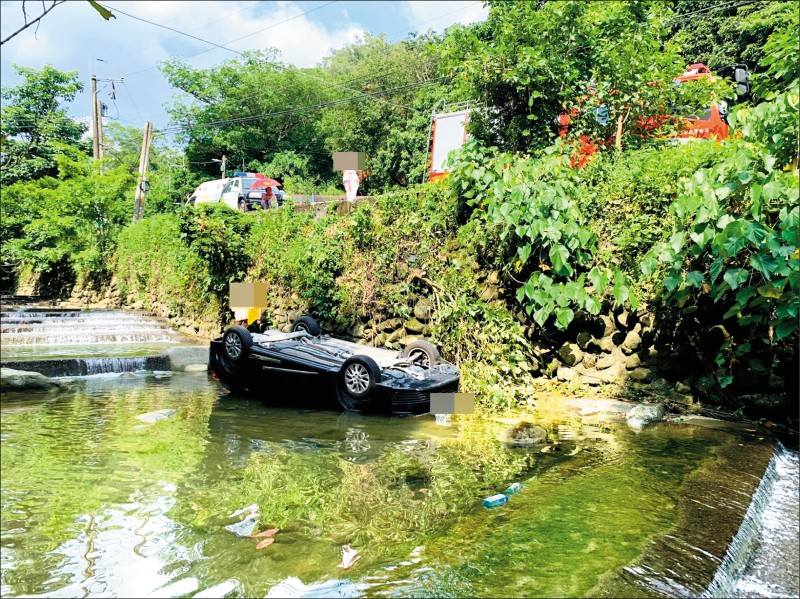 轎車翻落的溪底離道路約7米深。（記者許麗娟翻攝）