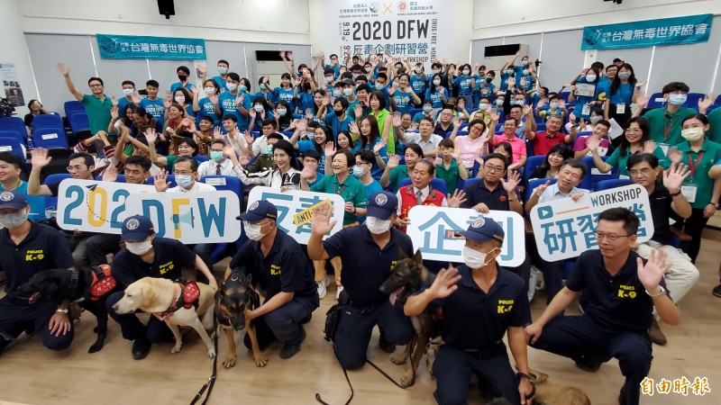 台灣無毒世界協會一連兩天在高雄師範大學舉辦「反毒企畫研習」，反毒最先鋒的保三總隊警犬隊也一起入鏡。（記者張忠義攝）