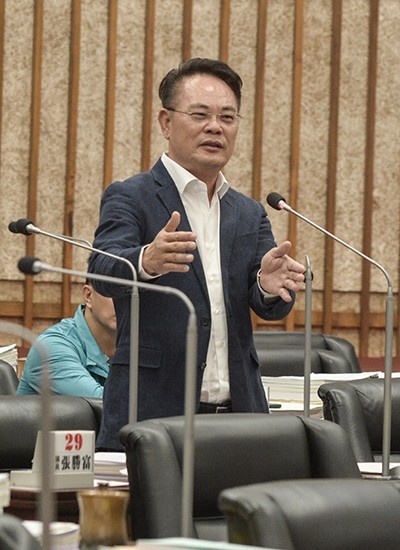 民進黨高市議員韓賜村主張市長施政報告後質詢時間應恢復為每人15分。（記者王榮祥翻攝）