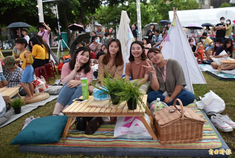 桃園市政府社會局在中壢區中正公園草地舉辦專屬與女孩們的閨蜜野餐派對「桃園女孩日」！（記者李容萍攝）