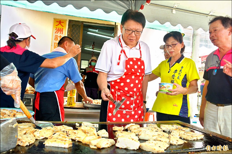 屏東市大洲鹹粿節，屏東縣長潘孟安（右三）到場體驗煎鹹粿。（記者葉永騫攝）