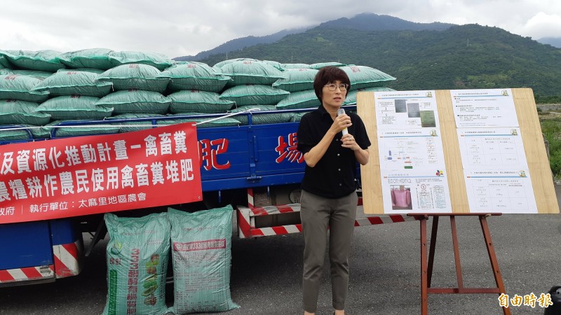 台東縣長饒慶鈴表示，向中央爭取加上縣預算，台東今年有100萬元補助農民購買熟糞肥。（記者黃明堂攝）