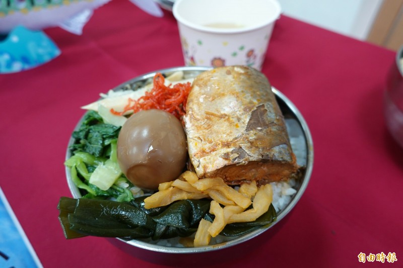 以鯖魚為主菜的「漁夫蓋飯」，一般餐廳吃不到，被視為南方澳隱藏版傳統美食。（記者江志雄攝）