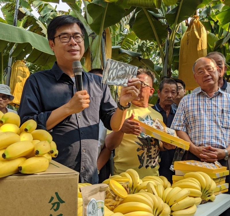 高雄市長陳其邁行銷高雄蕉，各界購買破9萬公斤。（記者陳文嬋翻攝）