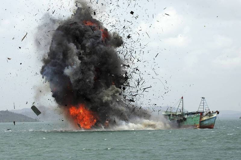 中國漁船在全球各地非法濫捕，圖為2017年印尼炸毀因非法捕撈扣押的中國漁船。（美聯社檔案照）