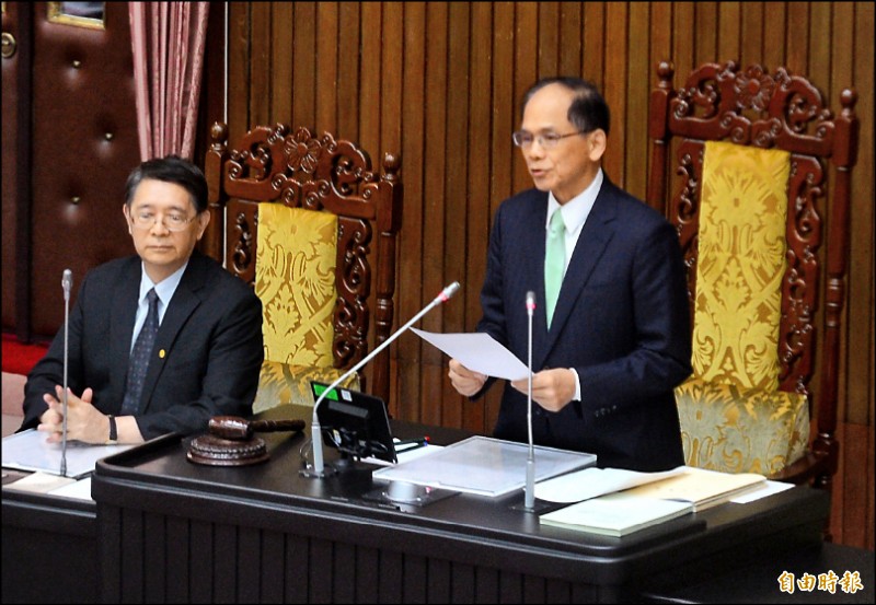 立法院會商後，立法院院長在議場宣布續押。（記者王藝菘攝）