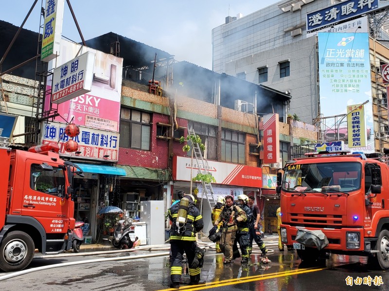 高市發生電器行火警，消防局半小時滅火，所幸無人傷亡。（記者陳文嬋攝）