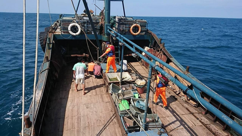 澎湖海巡隊人員登船後，控制住中國漁船。（澎湖海巡隊提供）