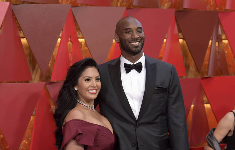 圖為已故NBA傳奇巨星布萊恩（Kobe Bryant）與遺孀凡妮莎在2018年的合照。（美聯社）