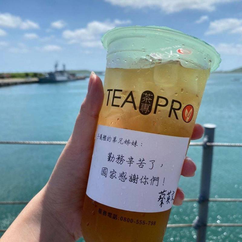 總統蔡英文昨親往澎湖購買飲料給海軍弟兄，被有心人士批評是在作秀。（圖取自臉書專頁「蔡英文 Tsai Ing-wen」）