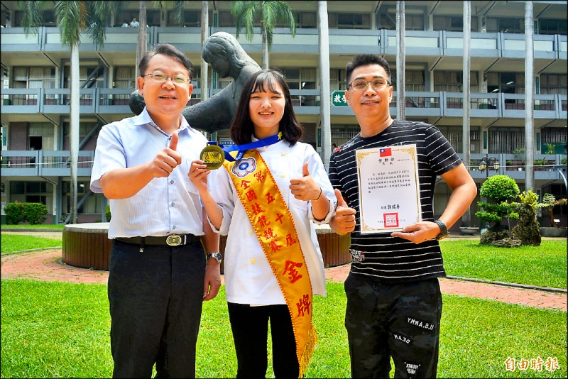 僑泰高中柯喬昕（中）參加全國技能競賽麵包製作，一舉拿下金牌。（記者陳建志攝）