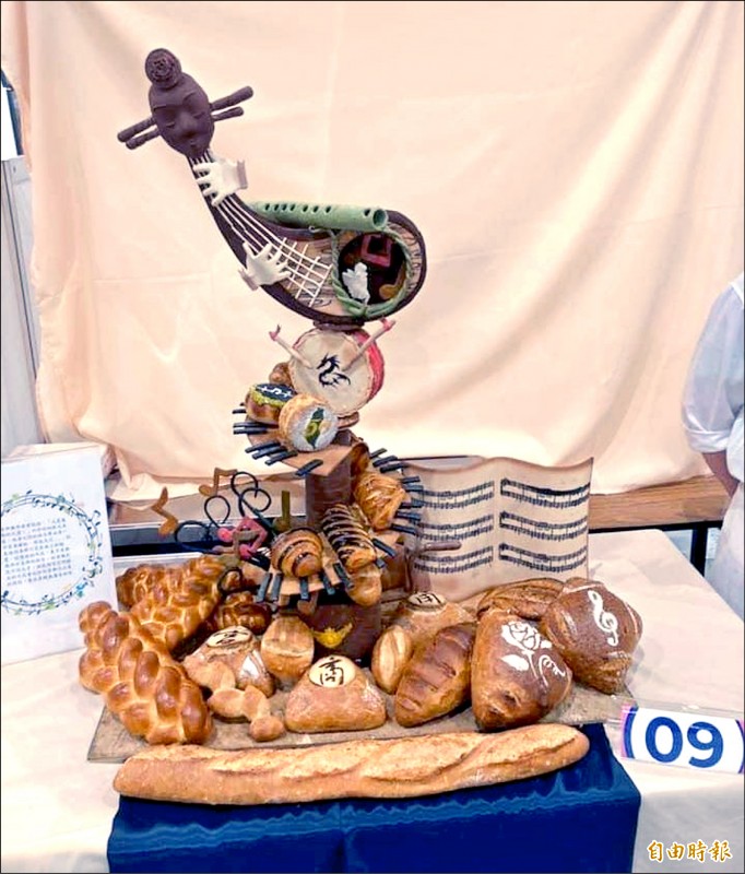 柯喬昕以西方音樂盒和東方傳統琵琶樂器結合製作的麵包作品，拿下全國技能競賽麵包製作金牌。（記者陳建志攝）