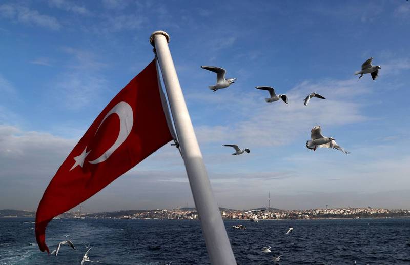 土耳其今天發生規模4.2地震，尚無災情傳出。圖為客輪上的土耳其旗。（路透檔案照）
