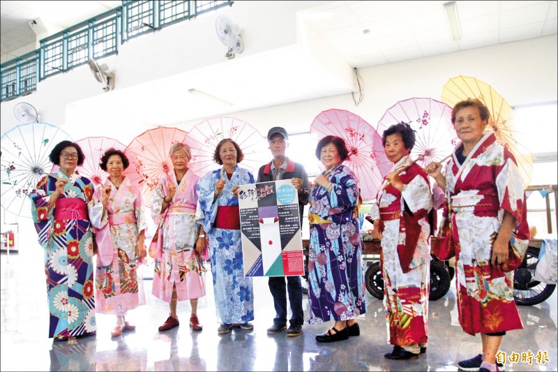 東港社區的長輩練習日本舞蹈，將在彩頭文化節中演出。（記者林宜樟攝）