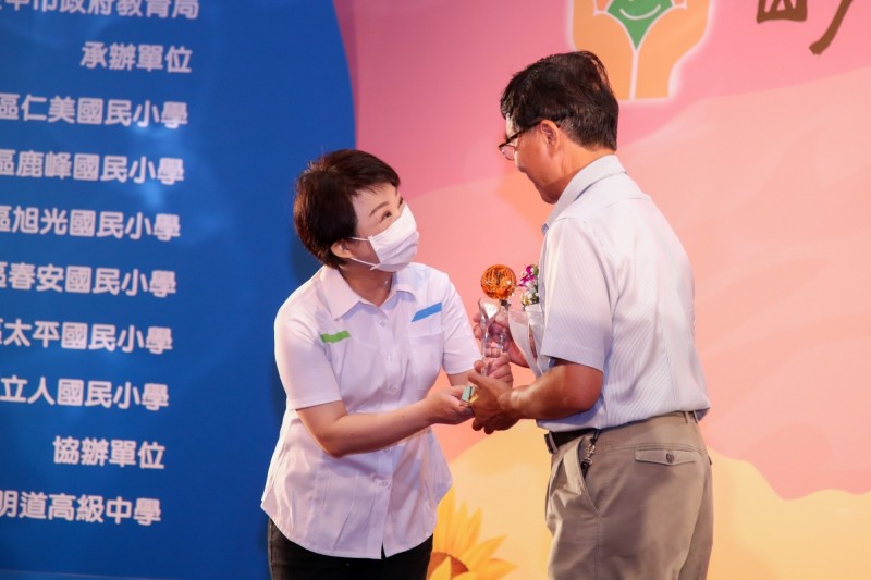 台中市25日表揚優良教育人員,市長盧秀燕宣布台中市多項獨創全國的教師福利大利多,包括教師假日出公差補償增加班費選項。(市府提供) 台中市25日表揚優良教育人員,市長盧秀燕宣布台中市多項獨創全國的教師福利大利多,包括教師假日出公差補償增加班費選項。(市府提供)