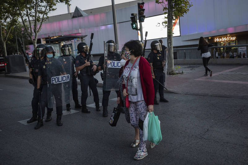 武漢肺炎大流行未歇，首都馬德里當局不顧中央政府封城建議，只將限制活動範圍將從37個街區擴大，新增16萬管制人口。（美聯社）