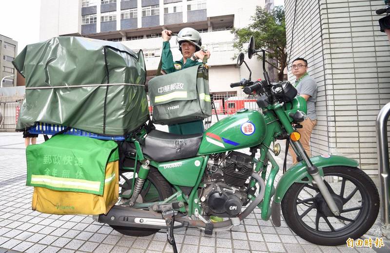 國慶連假與中秋連假期間，各地郵局營業窗口僅留台北故宮郵局營業，全台各地將暫停快捷外的郵件投遞服務，中華郵政提醒民眾務必留意服務時間。（資料照）