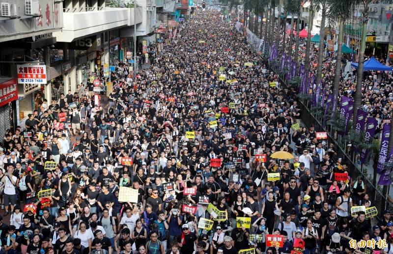 香港「反送中」示威者岑曉麟去年6月包圍警察總部及毆打一名警員，上週被裁定暴動罪及普通襲擊罪成立，法院今天判處岑曉麟4年徒刑。對於此案，法官表示無奈，並認為是悲劇。圖為反送中情形。（資料照）