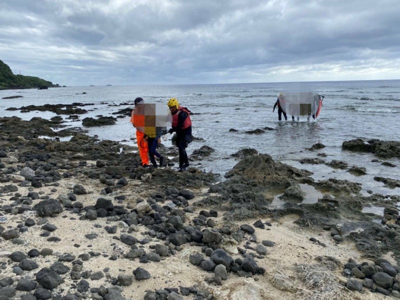 一對母女今天下午在綠島石朗浮潛被離岸流帶流，海巡人員與浮潛教練聯手救回。（記者黃明堂翻攝）