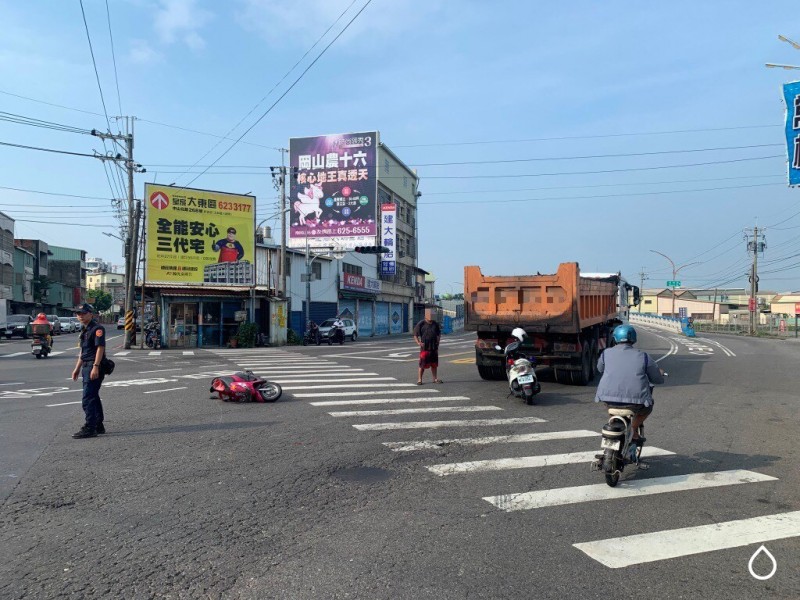 岡山成功路與嘉新西路口，今早發生曳引車與機車擦撞事故。（記者許麗娟翻攝）