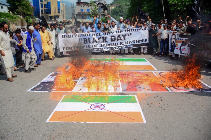 巴基斯坦控制的喀什米爾地區首府穆薩法拉巴德市（Muzaffarabad）民眾，上月在示威中焚燒印度國旗和總理莫迪等人照片。（法新社）