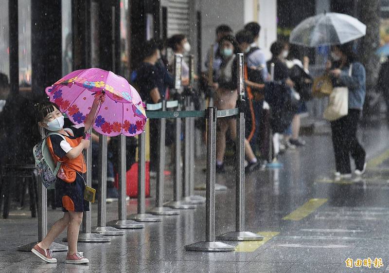 明台灣北部及東北部地區有陣雨，並有局部大雨發生的機率。（資料照）