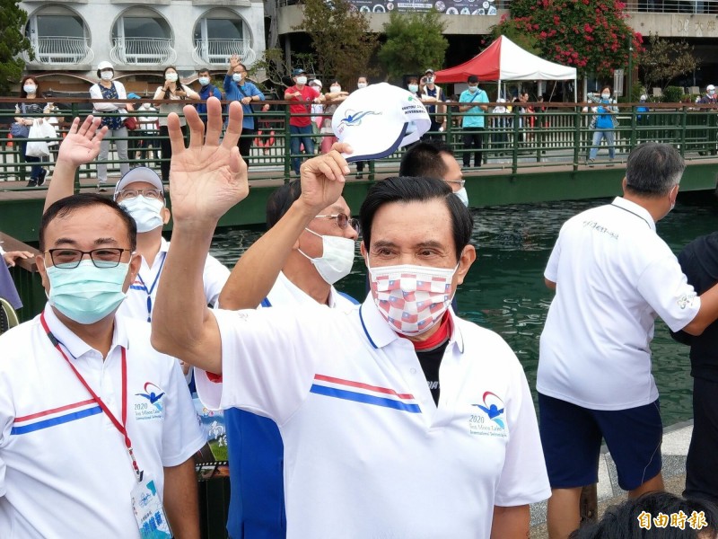 前總統馬英九第八度挑戰日月潭萬人泳渡，針對外傳將參選國民黨主席，僅簡單回應「沒聽說」帶過。（記者劉濱銓攝）