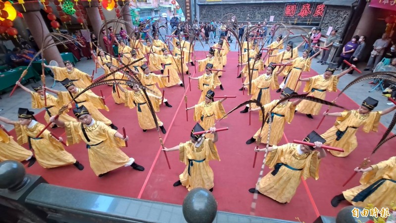 基隆市慈雲寺舉辦祭孔大典，學生依循古禮跳六佾舞。（記者林欣漢攝）