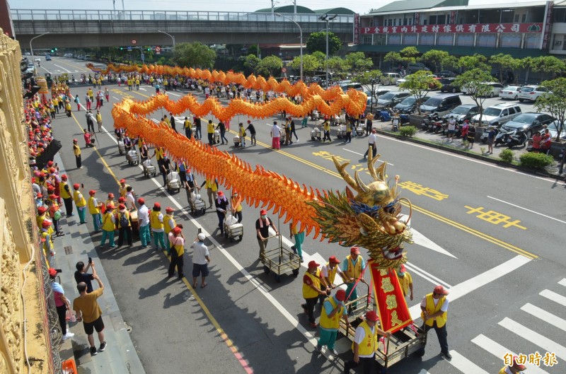 屏東市玉皇宮舉行秋祭，廟方打造159公尺長金龍，須動用近200人才能施展龍身完成朝覲玉皇天尊的儀式。（記者李立法攝）