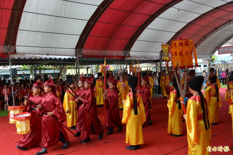 花蓮縣鳳林國小是縣內唯一有孔廟的學校，校方今慶祝建校100週年，同步舉行祭孔大典，學生以「六佾舞」依循古禮行三獻大禮。（記者王峻祺攝）