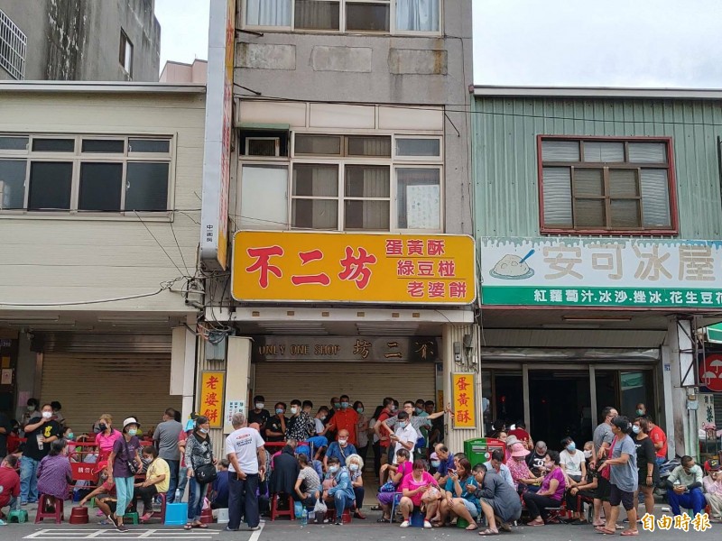 彰化蛋黃酥名店恢復現場開賣首日，代購大軍又出動了，擠爆騎樓，人龍超過百米。（記者劉曉欣攝）