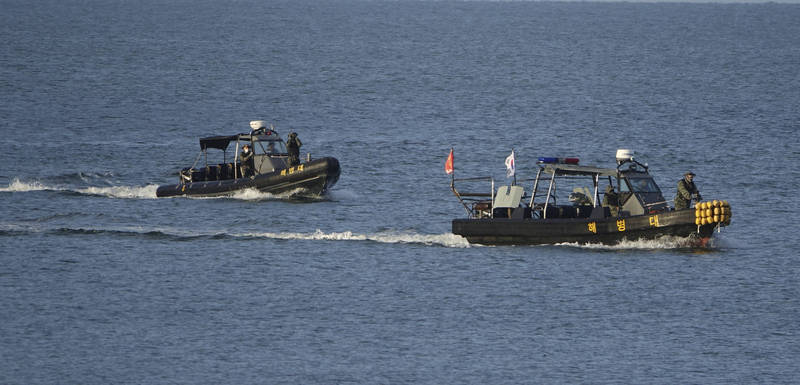 南韓海軍與海洋警察廳今出動艦艇，前往延坪島海域一帶搜尋公務員遺物及遺體。圖為南韓小艇。（美聯社）