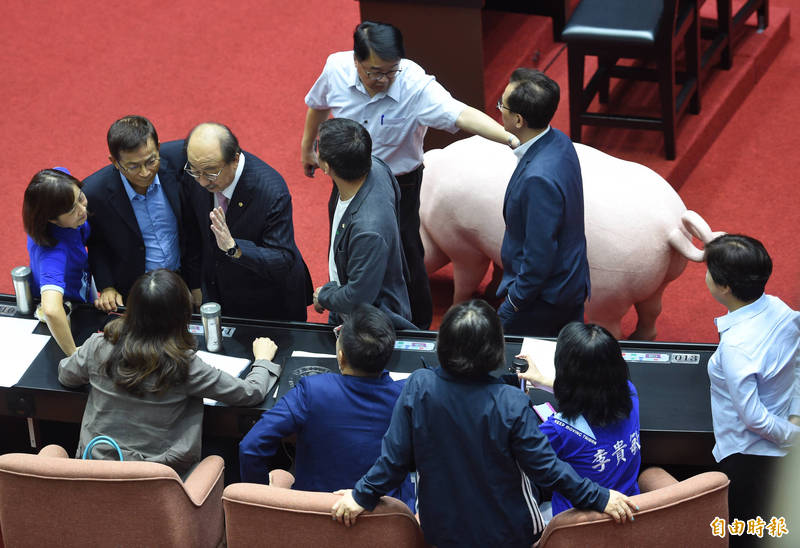 立法院法制局9月提出「開放萊克多巴胺美國豬肉進口食安問題之研析」,提出衛福部應作更周全的風險評估,主管機關宜加強相關肉品查核並增加抽查次數等2項建議。圖為民進黨團總召柯建銘在議場與國民黨團多位立委協商。(資料照) 立法院法制局9月提出「開放萊克多巴胺美國豬肉進口食安問題之研析」,提出衛福部應作更周全的風險評估,主管機關宜加強相關肉品查核並增加抽查次數等2項建議。圖為民進黨團總召柯建銘在議場與國民黨團多位立委協商。(資料照)