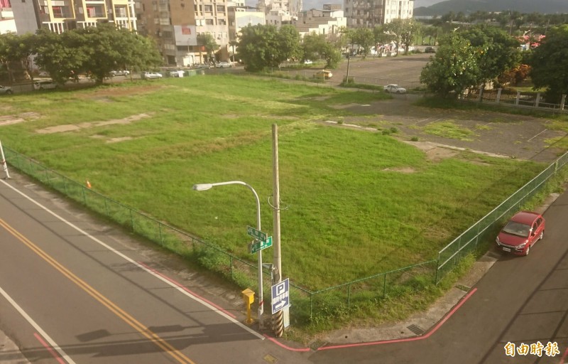 迎接雙連假龐大車潮，花蓮縣府今宣布臨時加闢450個市區停車位，已協調商借台鐵北濱段鄰近東大門夜市旁的3處空地。（記者王峻祺攝）