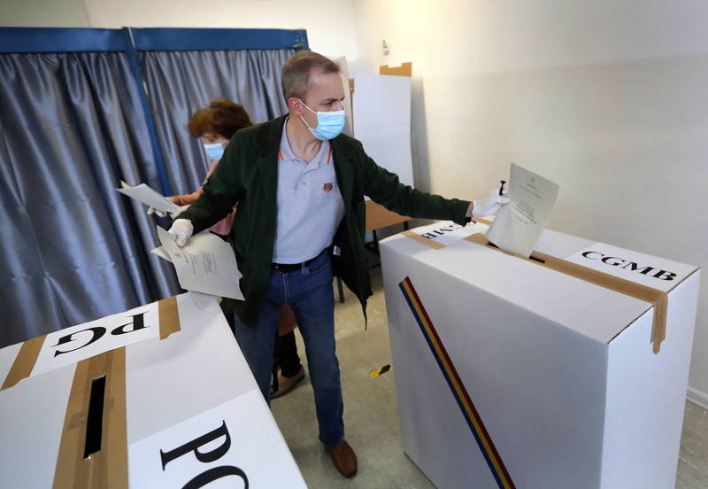27日羅馬尼亞舉行地方選舉投票,在南部的德沃塞盧鄉鄉長阿里曼獲得第3次連任當選,他卻在選舉前10天死於武漢肺炎,讓選民十分惋惜。(歐新社) 27日羅馬尼亞舉行地方選舉投票,在南部的德沃塞盧鄉鄉長阿里曼獲得第3次連任當選,他卻在選舉前10天死於武漢肺炎,讓選民十分惋惜。(歐新社)