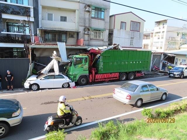 潘姓大貨車駕駛疑因精神不濟，且飲料罐滾落煞車腳踏板下，導致無法煞車，車輛失控撞擊路邊汽機車及房屋。（記者萬于甄翻攝）