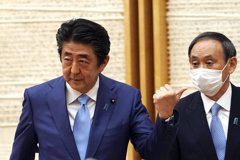 日本前首相安倍晉三（左）交接給現任首相菅義偉（右）後，昨日首度公開演說，強調會持續支持菅政府。（美聯社資料照）