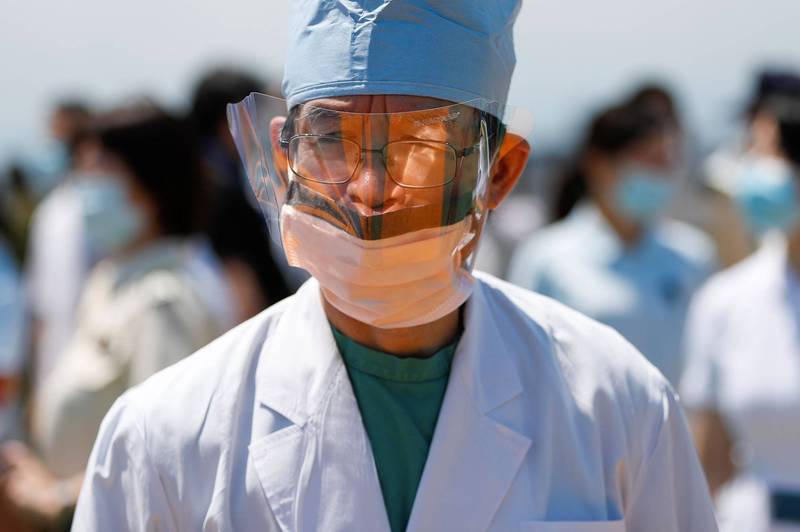 日本武漢肺炎確診案例線上資料庫「HER-SYS」使用率僅4成，多數醫療人員表示該資料庫耗時複雜，導致使用不普及。圖為日本醫療人員。（路透）
