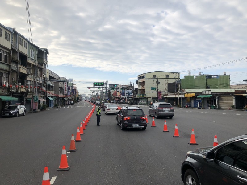 警方提早祭出調撥車道。（記者陳彥廷翻攝）