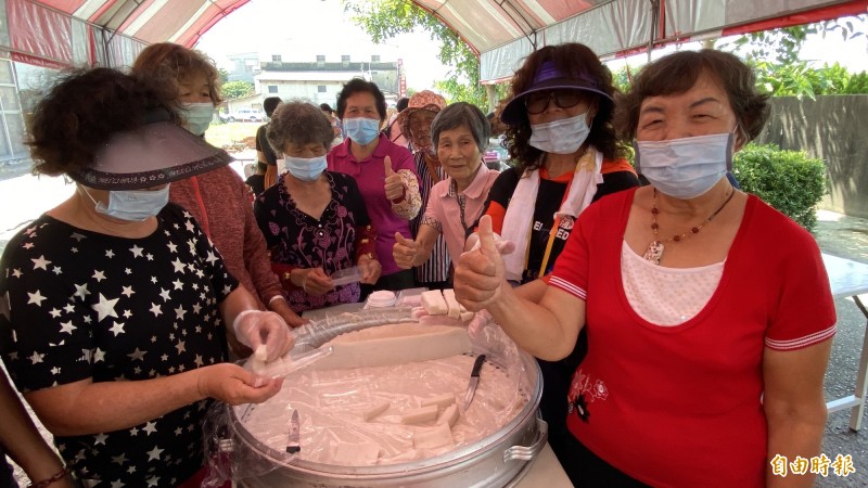 台南好米季提供米食、肉燥飯免費品嘗。（記者楊金城攝）