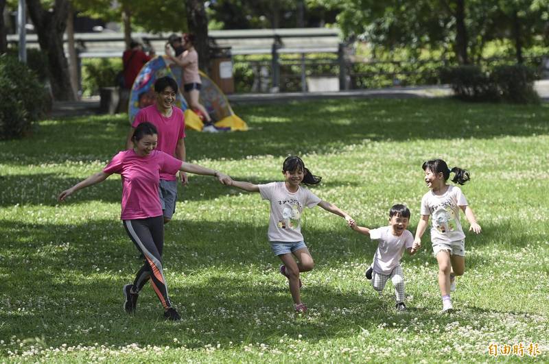 明日天氣轉好，北部、東半部高溫約30至31度，中南部高溫33度左右。（資料照）