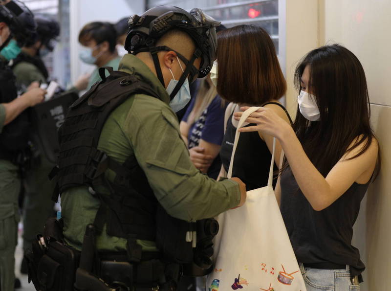 香港中秋夜不安寧，港警濫捕市民已成香港日常，許多港人今年不再盼中秋愉快，只盼中秋平安。對此，香港詞神林夕特別為今年香港的中秋夜作詞，歌詞精闢酸爆港警濫捕的行徑。圖為港警今日隨機截查市民。（歐新社）