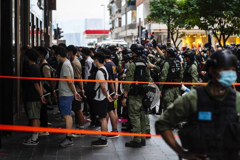 港警在今天的十一遊行中至少逮捕70人，其中在下午除了逮捕2名民主派的區議員，晚上8點半左右又傳出陳運通、黎梓欣等2名區議員遭警方逮捕。（彭博）