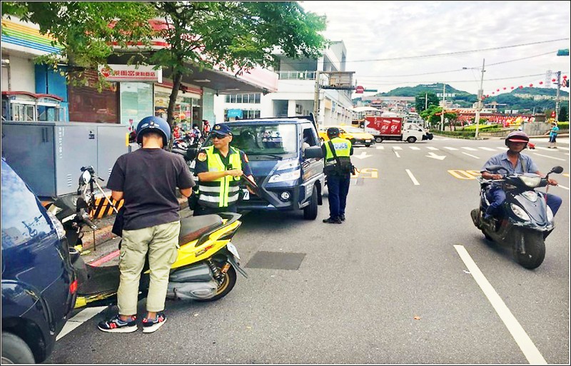 警政署9月起全國「路口安全大執法」，以「闖紅燈及紅燈右轉」遭取締件數高達15萬2761件居首。（資料照）