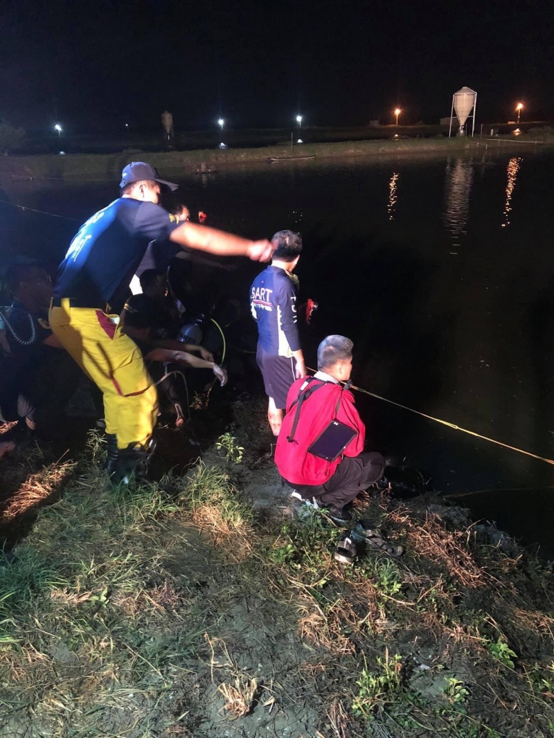 消防人員在魚塭搜救1個多小時，才發現少年浮在水面上。（記者王捷翻攝）