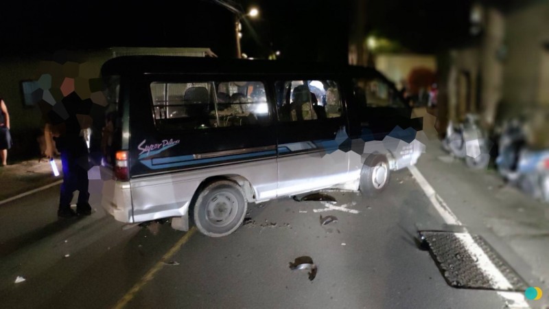 周姓男子駕駛厢型車左轉時，直行機車撞上厢型車左側。（民眾提供）