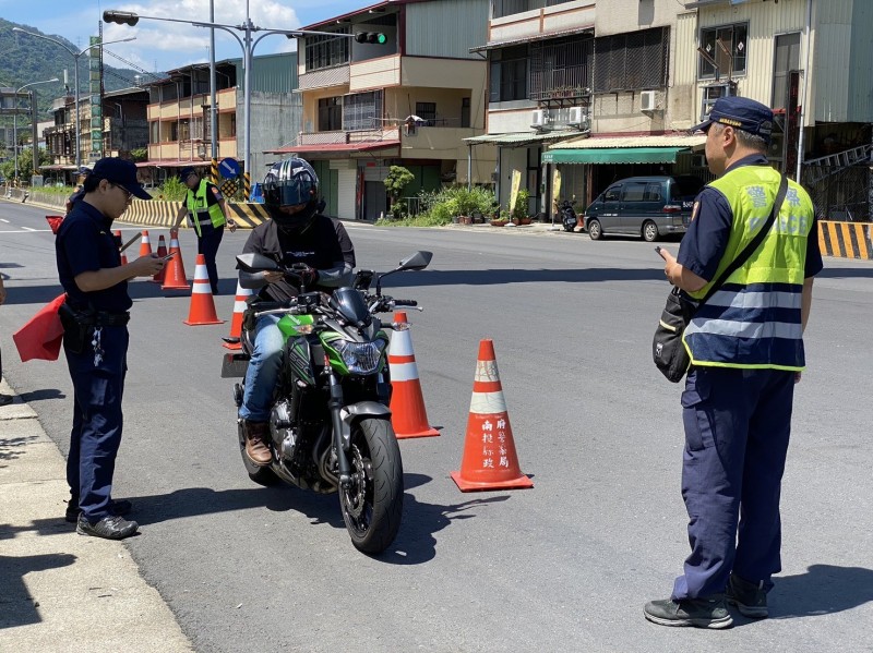 埔里警方加強假日攔檢取締大型重機超速違規等行為。（埔里分局提供）