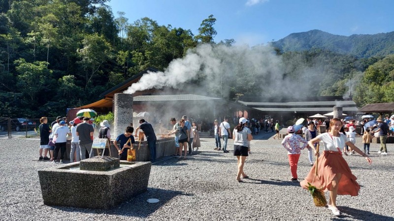 清水地熱公園冒煙的溫泉煮食池，是園區一大賣點。（記者江志雄翻攝）